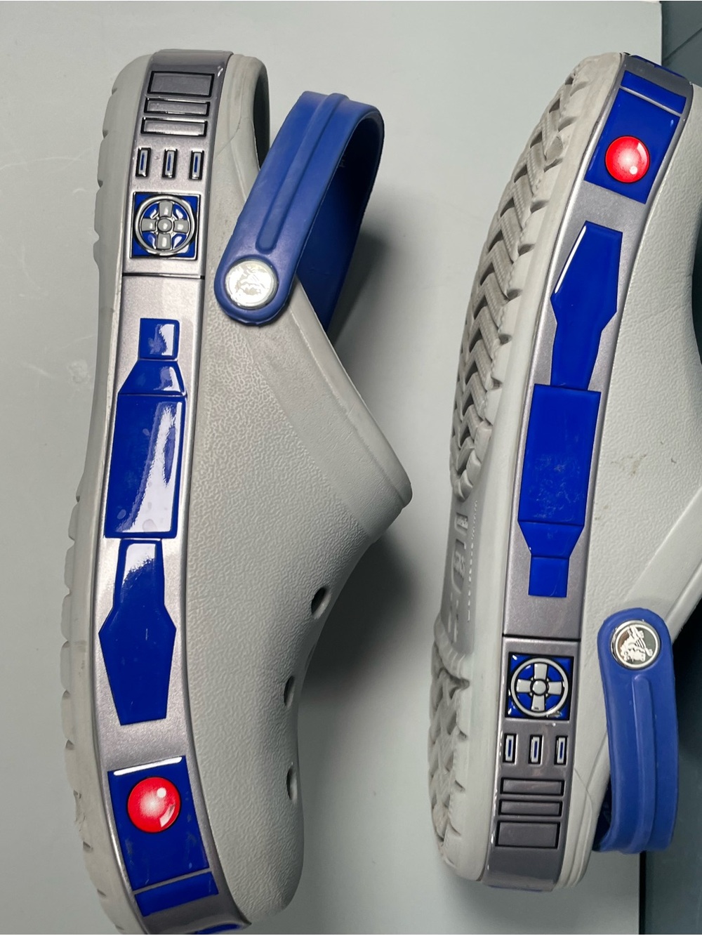 Star Wars Crocs R2D2 Classic Clogs Grey Blue Mens Size 6 / Womens Size 8 Disney - Picture 9 of 9